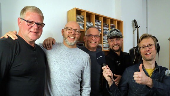 Die hallesche Band VIERTELPOET ( von Links: Peter ( Drums), Kai ( Gitarre),  Frank Schlüter ( Sänger, Liedermacher, Buchautor), Holger ( Piano) und Tobi Kluge ( MDR)