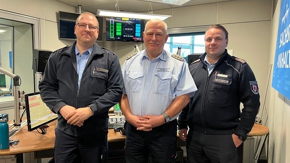 Kreisbrandmeister mit zwei Feuerwehr-Kameraden im Radiostudio von MDR SACHSEN-ANHALT.