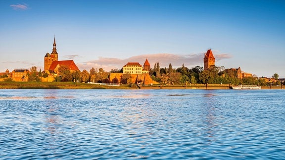 Blick über die Elbe auf die Altstadt mit Kirche St. Stephan im Morgenlicht von Tangermünde