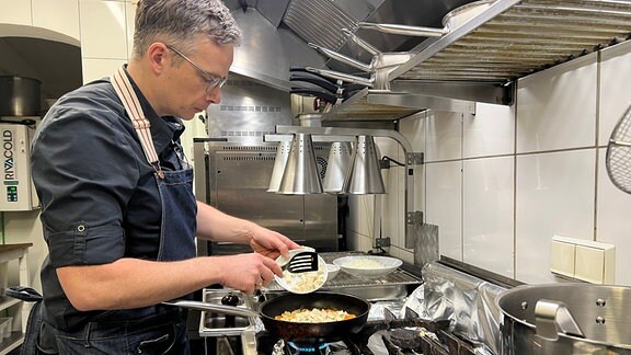 Martin Krollmann bereitet in seiner Küche vegetarische Menüs für das Johanniterkrankenhaus Stendal zu