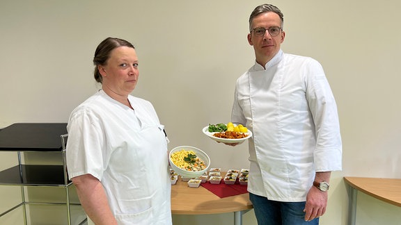 Küchenchefin Anja Bethge und Atrium-Chef Martin Krollmann kochen gemeinsam