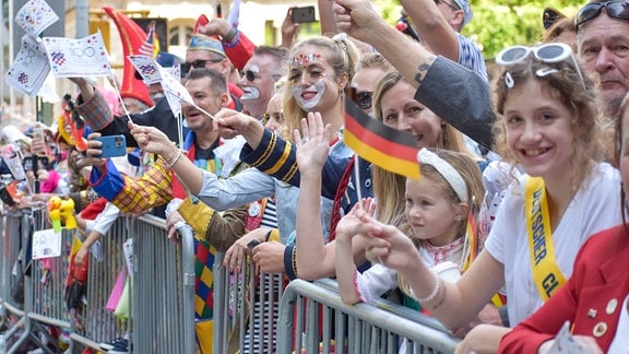 Zuschauer mit Fähnchen bei der German-American Steuben Parade