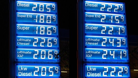Collage: Vergleich der Anzeigetafel der Benzinpreise an einer Tankstelle, wenige Minuten vor (links) und nach (rechts) Mitternacht, nachdem am 01.09.2022 nach drei Monaten die Steuerentlastung von Benzin und Diesel ausser Kraft getreten ist. 