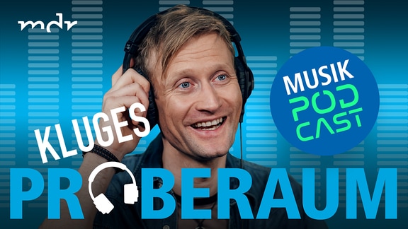 Der Podcast-Host Tobias Kluge lacht und hat Kopfhörer aufgesetzt.