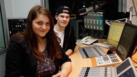 Zu sehen sind die jungen Reporter von MDR SACHSEN-ANHALT im Radiostudio von MDR Sputnik in Halle.
