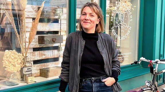 Carolin Pfleger vor dem Seifenladen "Madame Pflegers" auf der Langen Brücke in Erfurt.