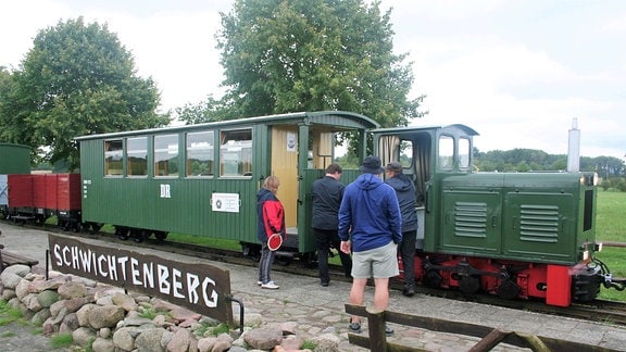 Die grüne Mecklenburg-Pommerschen Schmalspurbahn am Bahnhof Schwichtenberg.