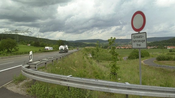 An der Autobahn A 4 zwischen Gerstungen (Thüringen) und Wommen (Hessen) zeigt eine nur für Einsatzfahrzeuge vorgesehene Auffahrt.