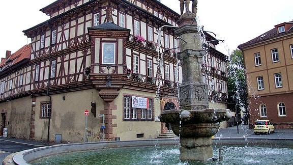 Brunnen vor dem Rathaus von Vacha im Wartburgkreis.