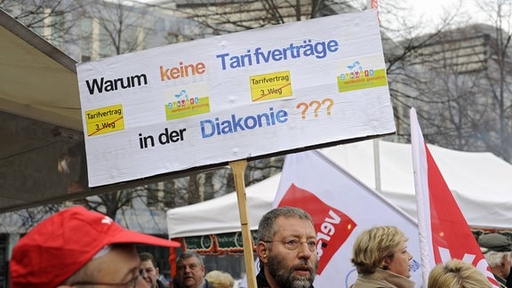 Rund 1.000 Menschen haben am Freitag (04.11.11) in Magdeburg gegen das kirchliche Arbeitsrecht protestiert.