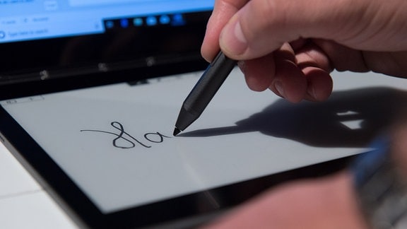 Mit der Hand schreiben und gleich in Maschinenschrift übertragen lassen: Das leistet Lenovos Yoga Book C930 mit E-Ink-Bildschirm.