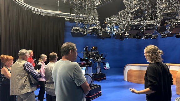 Besucherführung durch das virtuelle Fernsehstudio des MDR THÜRINGEN JOURNALS