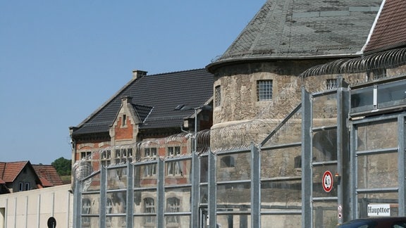 Stacheldraht und Eingang Gefängnis Untermaßfeld