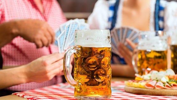 StammtischlerInnen bei Bier und Kartenspiel