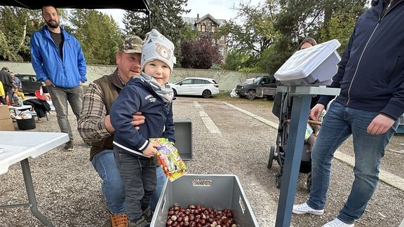 Niklas, 3 Jahre aus Erfurt durfte sich mit auf die Waage stellen und bekam für "30Kilo" gesammelte Kastanien auch eine Tüte Gummibärchen vom TVJE (Thüringer Verband der Jagdgenossenschaften & Eigenjagdbezirkinhaber)