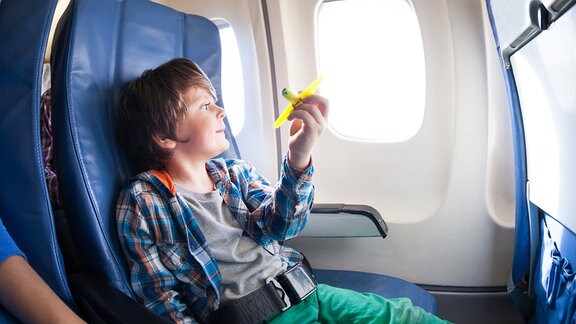 Ein Junge in einem Flugzeug