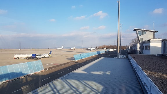 Flugzeuge auf dem Terminal-Vorfeld des Flughafens Erfurt
