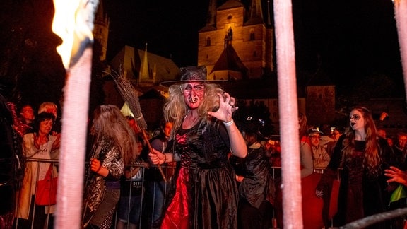 Eine Hexe bei bei der Walpurgisnacht in Erfurt.
