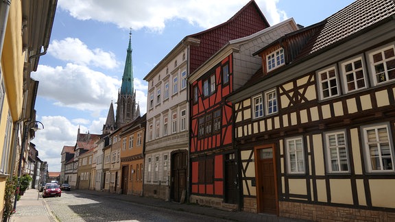 Eine Straße mit mittelalterlichen Häusern