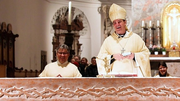  Der Passauer Bischof Stefan Oster erzählt während des Gottesdienstes am Ostersonntag einen Witz. 