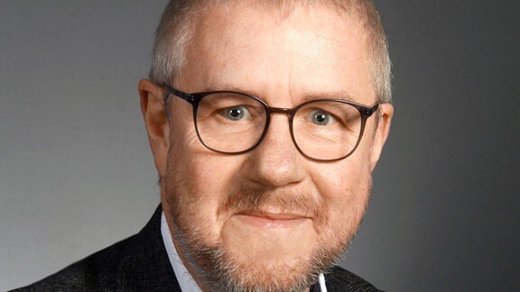 Frank Eibisch, Portraitbild  Frank Eibisch, geb. 1964, gehört der Evangelisch-methodistischen Kirche an. Heute arbeitet er als Theologischer Vorstand und Vorstandsvorsitzender der Theodor Fliedner Stiftung in Mülheim an der Ruhr. Seinen Hauptwohnsitz hat er Zöllnitz bei Jena.  