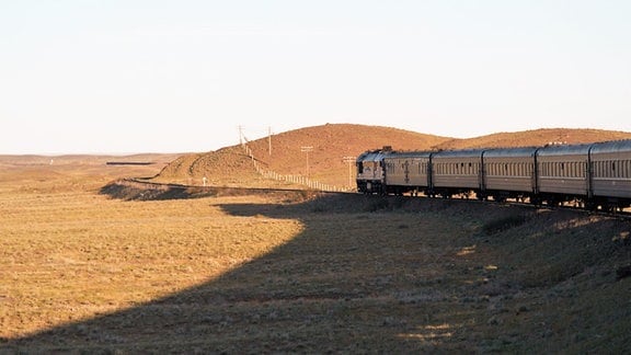 Zug fährt durch chinesische Landschaft