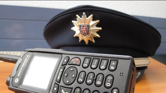 Digitales Funkgerät und Polizeimütze