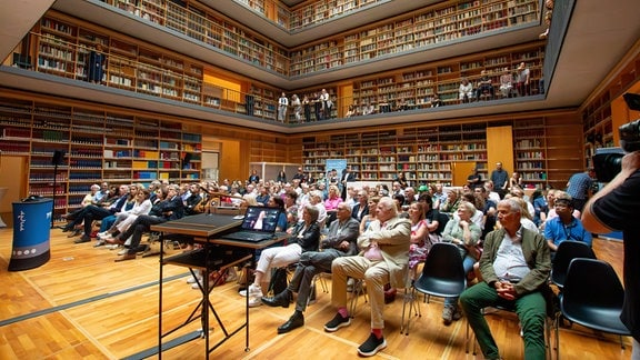 Filmpremiere mit Publikumsdialog am 20. August im Studienzentrum der Herzogin-Anna-Amalia-Bibliothek in Weimar. In ihrem Film erinnert Autorin Ute Gebhardt an die Verheerende Nacht, in der die Bibliothek brannte.