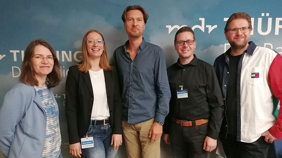 Die Programmmacher von "Johannes und der Morgenhahn" 2024: Selina Bachmann und Ricardo Heidel mit Organisatorin Heike Neuhaus und den Moderatoren Johannes-Michael Noack und Timo Hartmann