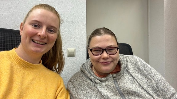 Programmmacherin Kathleen Mainzer im Regionalstudio Heiligenstadt (rechts) mit Reporterin Vanessa Clobes