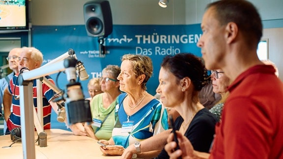 Besuchendengruppe unterhält sich im MDR THÜRINGEN-Sendestudio mit Moderator Marko Ramm.