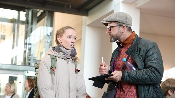 Fernsehreporter Olaf Nenninger im Gespräch mit einer Programmmacherin