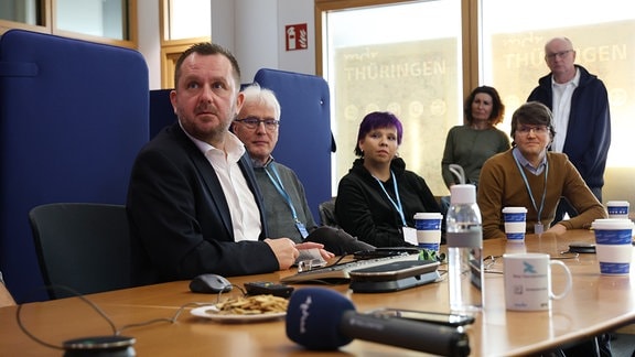 Frühkonferenz beim Radio, die Sendung "Johannes und der Morgenhahn" wertet das Frühprogramm aus