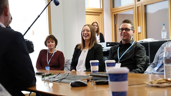 Frühkonferenz beim Radio, die Sendung "Johannes und der Morgenhahn" wertet das Frühprogramm aus