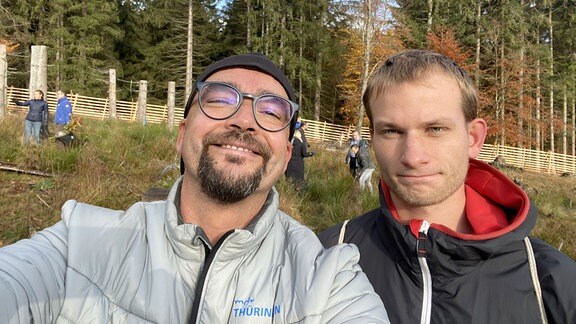 Hörer Peter Hänsgen aus Eisenach mit Adi bei Baumpflanzen einer Firma an der Ruhlaer Skihütte.