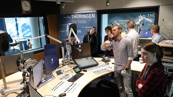 Gruppe im Radio-Studio