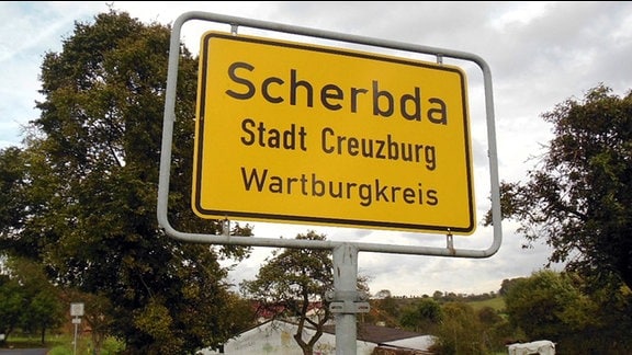 Ortseingangsschild des Ortes Scherbda bei Creuzburg im Wartburgkreis.