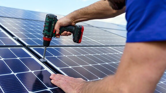 Installation von Solarpanelen auf einem Dach.