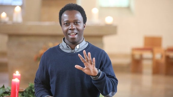 Jean-Francois Uwimana, Priester aus Ruanda, rappt in der Kirche St. Bonifazius das Evangelium. 