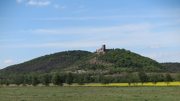 Eine Burgruine auf einem Berg