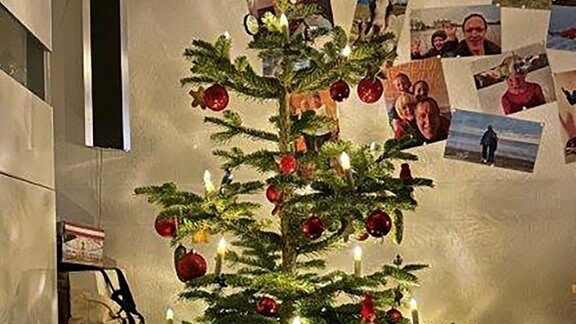 Ein geschmückter Weihnachtsbaum in einem Wohnzimmer