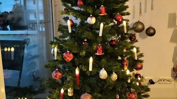 Ein geschmückter Weihnachtsbaum in einem Wohnzimmer