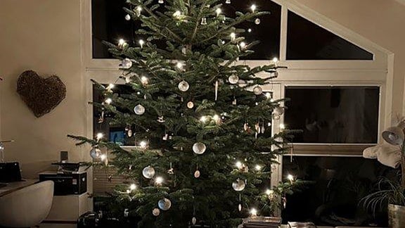 Geschmückter Weihnachtsbaum in einer Wohnung