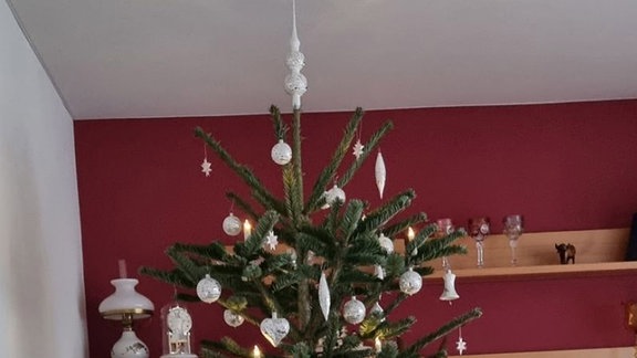 Ein geschmückter Weihnachtsbaum mit Geschenken