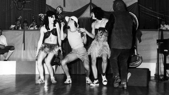 Schwarz-Weiß-Foto von Fasching im Zentrum der Jugend Mühlhausen, Menschen tanzen, sie tragen kurze Röcke und Bikini-Oberteile.