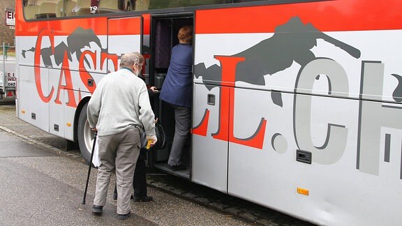Senioren steigen in einen Bus für eine sog. Kaffeefahrt