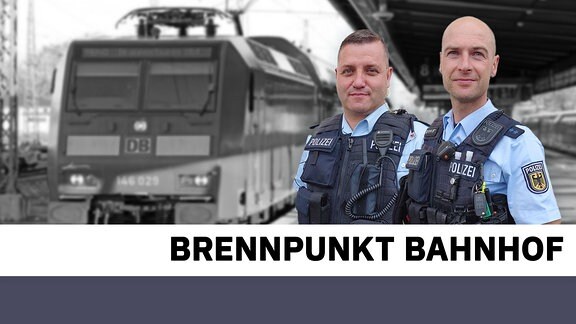 Zwei Polizisten im Vordergrund, Zug in schwarz-weiß im Hintergrund