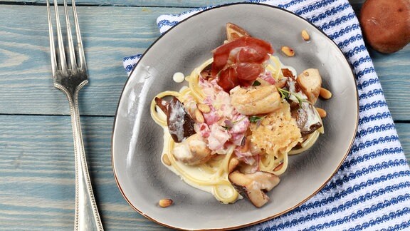 Cremige Spaghetti mit Pilzen und knusprigem Parmesan