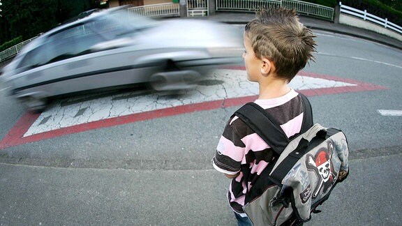 Ein Kind im Straßenverkehr