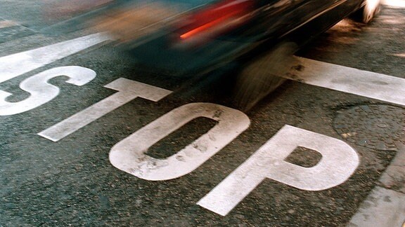 Ein Autofahrer überfährt ein Stoppschild